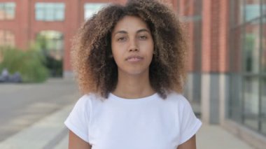 Genç Afrikalı Kadın Kameraya Gülümsüyor 