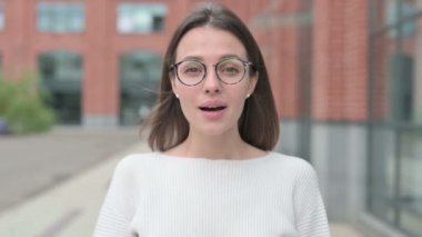 Genç Kadın Şaşırdı, Awer 'da Merak Ediyor