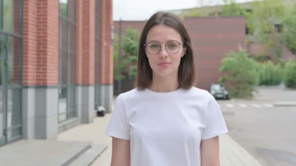 Close up de jovem mulher andando na rua, dose dianteira — Vídeo de Stock