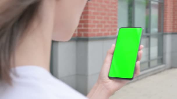 Donna che cammina Navigando Internet su Smartphone con schermo cromato verde — Video Stock