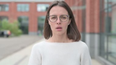 Hasta Genç Kadın Dışarıda Öksürüyor