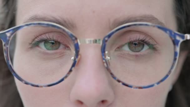 Close up de Olhos Brilhantes de Jovem Mulher — Vídeo de Stock