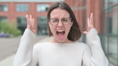 Hayal kırıklığına uğramış kadın dışarıda bağırıyor, çıldırıyor.