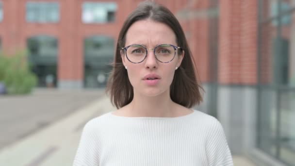 Mujer joven emocionada reaccionando a la pérdida, al aire libre — Vídeos de Stock