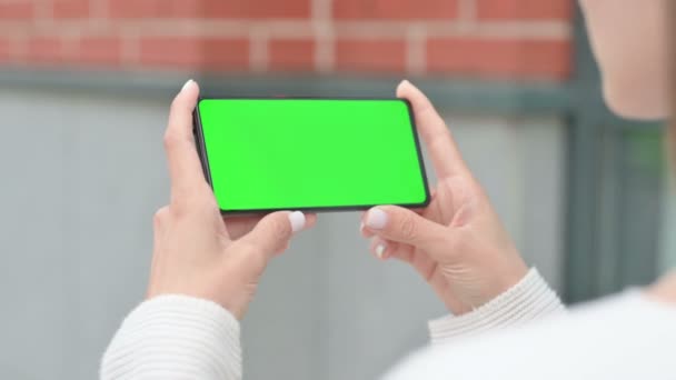 Outdoor vrouw op zoek naar Smartphone met Green Chroma Screen — Stockvideo