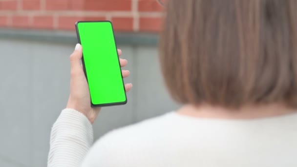 Outdoor vrouw op zoek naar Smartphone met Green Chroma Screen — Stockvideo