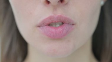 Şok İfadesiyle Genç Kadın Ağzı 'nın Kapanışı