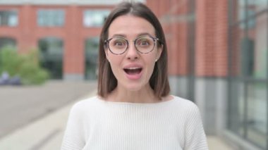 Başarı Kutlaması İçin Heyecanlı Genç Kadın, Açık Hava