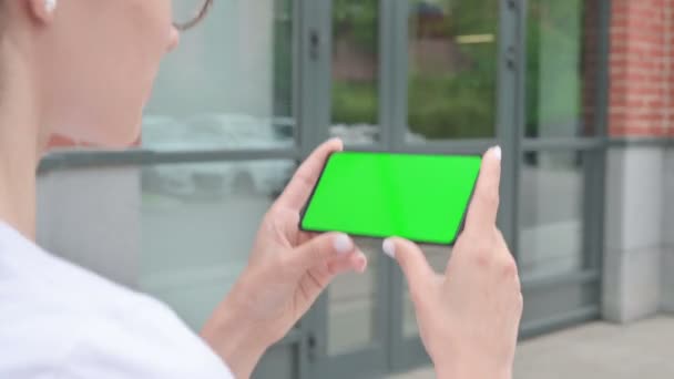 Donna che cammina utilizzando Smartphone con schermo verde — Video Stock