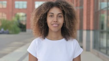 Genç Afrikalı Kadın İşaret Gösteriyor 