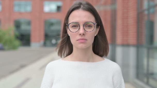 Mujer joven sintiéndose decepcionada, triste — Vídeo de stock