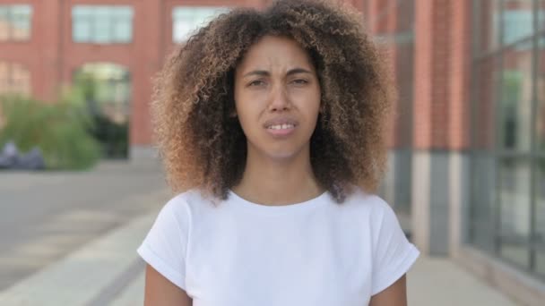 Молода африканка плаче, стоячи надворі — стокове відео