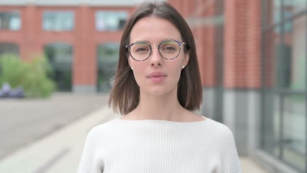 Mujer joven mostrando la forma del corazón por las manos, al aire libre — Vídeos de Stock