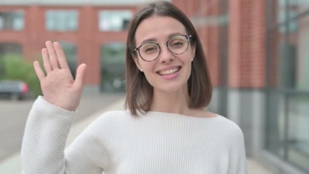 Mujer joven hablando en videollamada en línea, Al aire libre — Vídeos de Stock