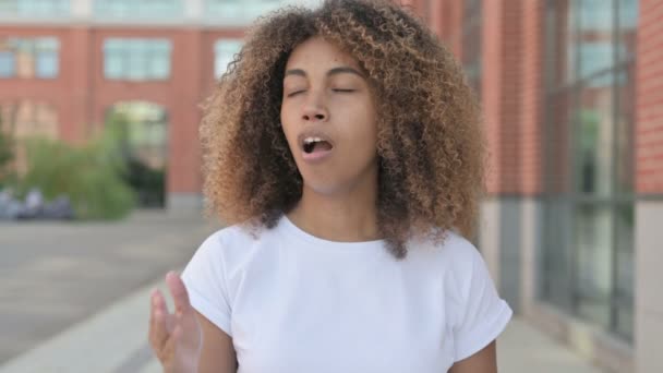 Dormir Jeune femme africaine bâillement, besoin de repos — Video