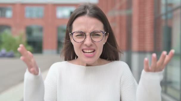Mujer joven luchando con ira — Vídeo de stock