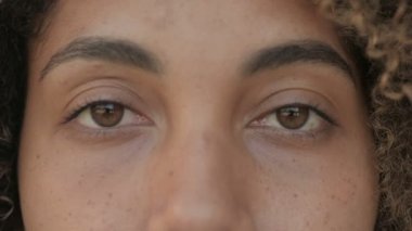 Afrikalı Kadının Göz Kırpan Gözü Kameraya Bakıyor 