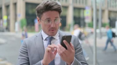 Orta Çağ İşadamı Akıllı Telefon 'da Kayıp' a Tepki Verdi 