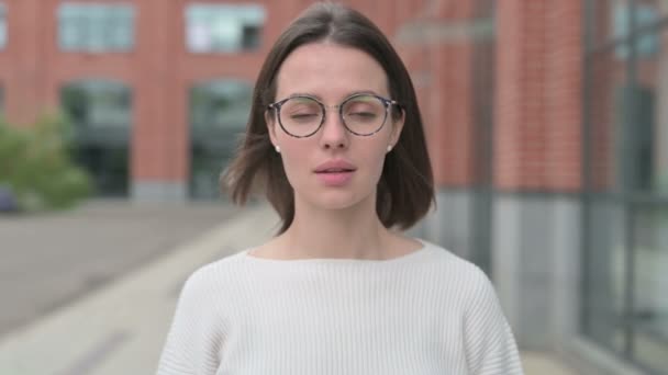 Jonge vrouw wijzend op de camera en uitnodigend — Stockvideo