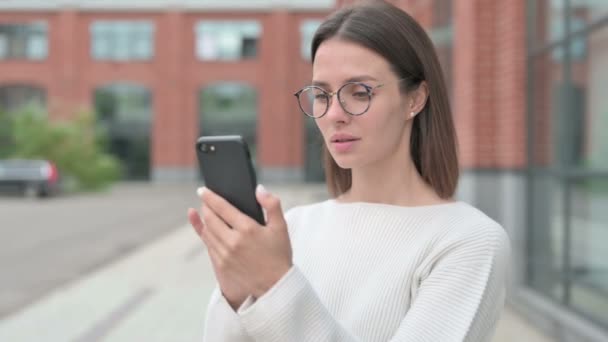 Mladá žena slaví úspěch na Smartphone — Stock video
