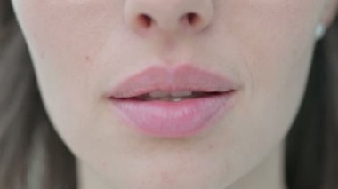 Gülümseyen Genç Kadın Ağzı 'na yaklaş 