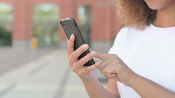 非洲妇女在智能手机上浏览互联网的亲密接触 — 图库视频影像