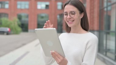 Sokakta Yürürken Genç Kadın 'dan Tablet' e Video Çağrısı 