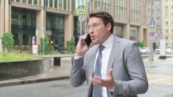 Podnikatel dostat vztek na volání při chůzi na ulici — Stock video