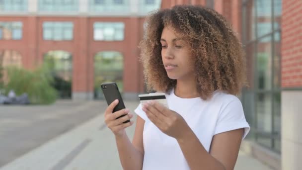 Giovane donna africana che effettua il pagamento online su smartphone — Video Stock