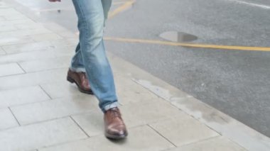 Asfaltta Yürüyen Adamın Ayaklarının Kapanışı, Yan Görünüm