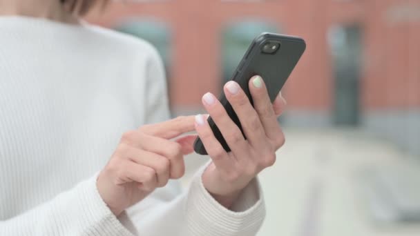 在智能手机上浏览互联网的年轻女性手拉手 — 图库视频影像