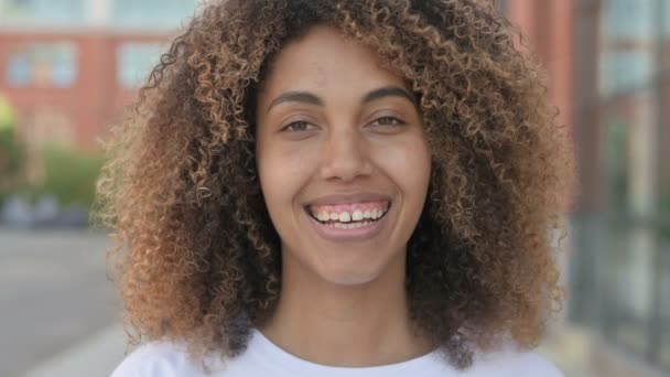 Faccia primo piano di africano donna sorridente a camera — Video Stock