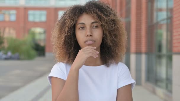 Umsichtige junge Afrikanerin denkt nach — Stockvideo