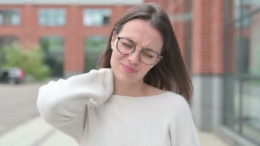 Yorgun Genç Kadın Boyun Ağrısı, Açık Hava