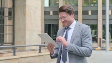 İş Adamı Sokakta Yürürken Tablet 'te İnternet Taraması 