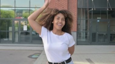 Sokakta yürürken dans eden Afrikalı Kadın 