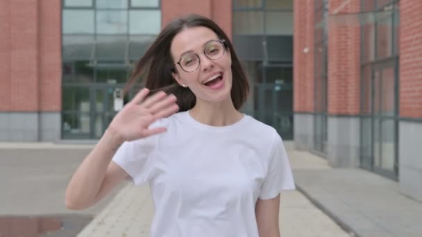 Jovem excitada conversando em videochamada online enquanto caminha na rua — Vídeo de Stock