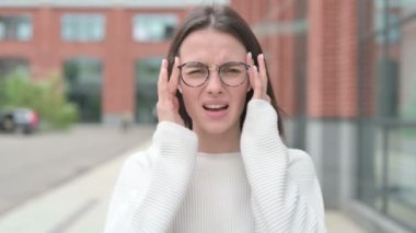 Gergin Genç Kadın 'ın baş ağrısı var.