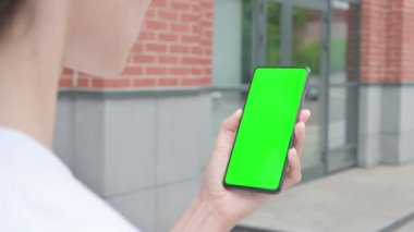 Yeşil Ekran ile Akıllı Telefon Kullanan Yürüyen Kadın