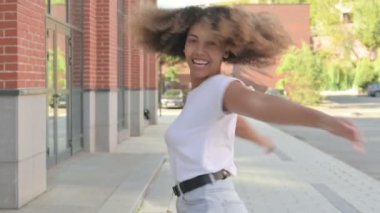 Sokakta yürürken dans eden Afrikalı Kadın 