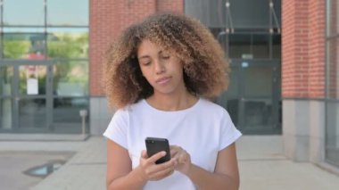 Smartphone 'da internette gezinen Afrikalı Kadın Sokakta yürürken