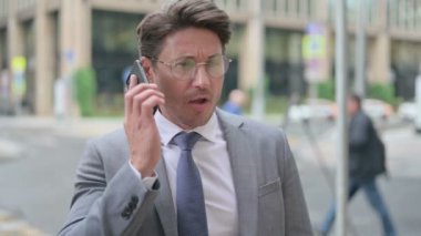 Orta Çağ İşadamı Akıllı Telefonla Öfkeyle Konuşuyor