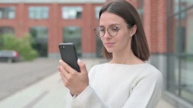 Genç Kadın Smartphone 'da İnternet Taraması, Açık Hava