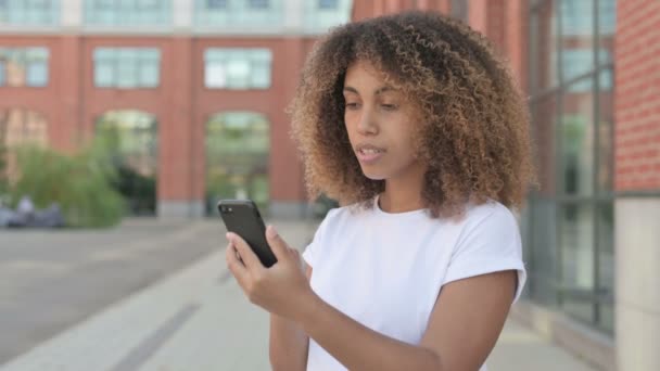 Mladá africká žena mluví na smartphonu — Stock video