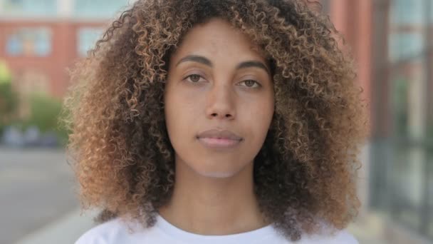 Обличчя крупним планом серйозна африканка дивлячись на камеру — стокове відео