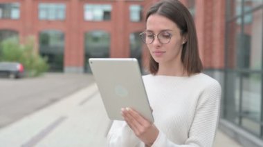 Sokakta Yürürken Tablet 'te İnternet Tarayan Genç Kadın 