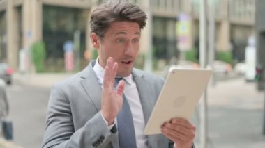 Orta Çağ İşadamı Açık Hava 'dan Tablet' e Görüntü Çağrısı 