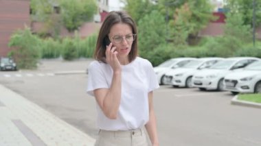 Sokakta yürürken Genç Kadın Nöbette Sinirleniyor 