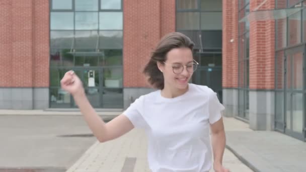 Jovem Dançando em Alegria enquanto Caminhando na Rua — Vídeo de Stock