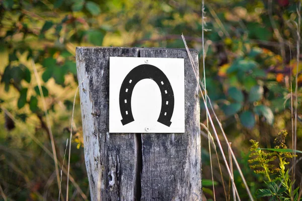 Schild Mit Hufeisen Auf Dem Weg Zum Reiten Auf Holzstange — Stockfoto